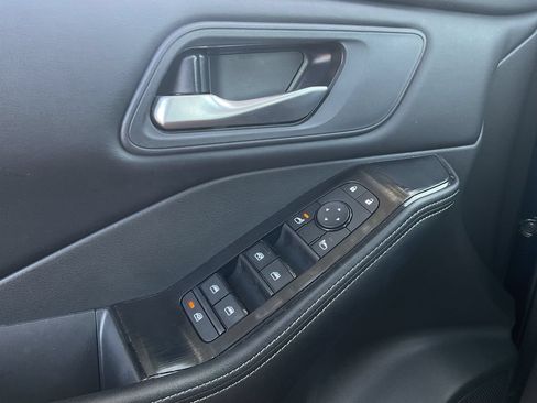 Used 2025 Nissan Rogue SV FWD image 19