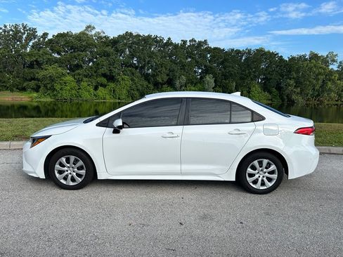 Used 2021 Toyota Corolla LE FWD image 3