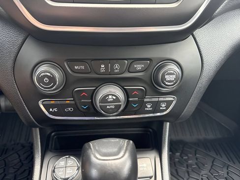 Used 2021 Jeep Cherokee Trailhawk AWD/4WD image 18