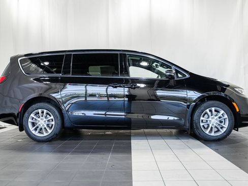 New 2026 Chrysler Pacifica Select image 3