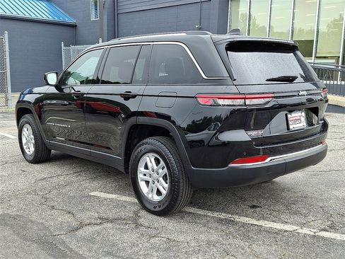 Used 2023 Jeep Grand Cherokee Laredo image 4