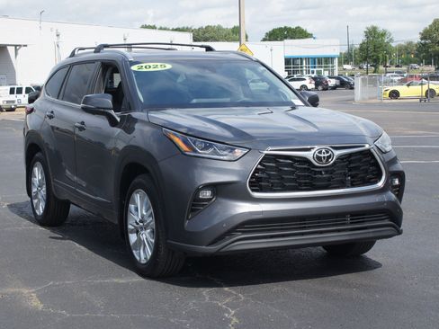 Used 2025 Toyota Highlander Limited AWD/4WD image 25