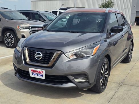 Used 2020 Nissan Kicks SR w/ SR Premium Package FWD image 9