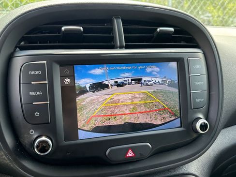 Used 2025 Kia Soul LX w/ LX Technology Package FWD image 22