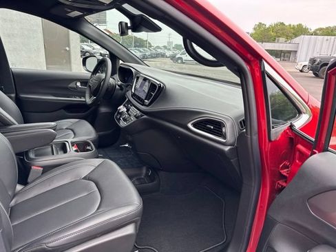 Used 2027 Chrysler Pacifica Select AWD/4WD image 24