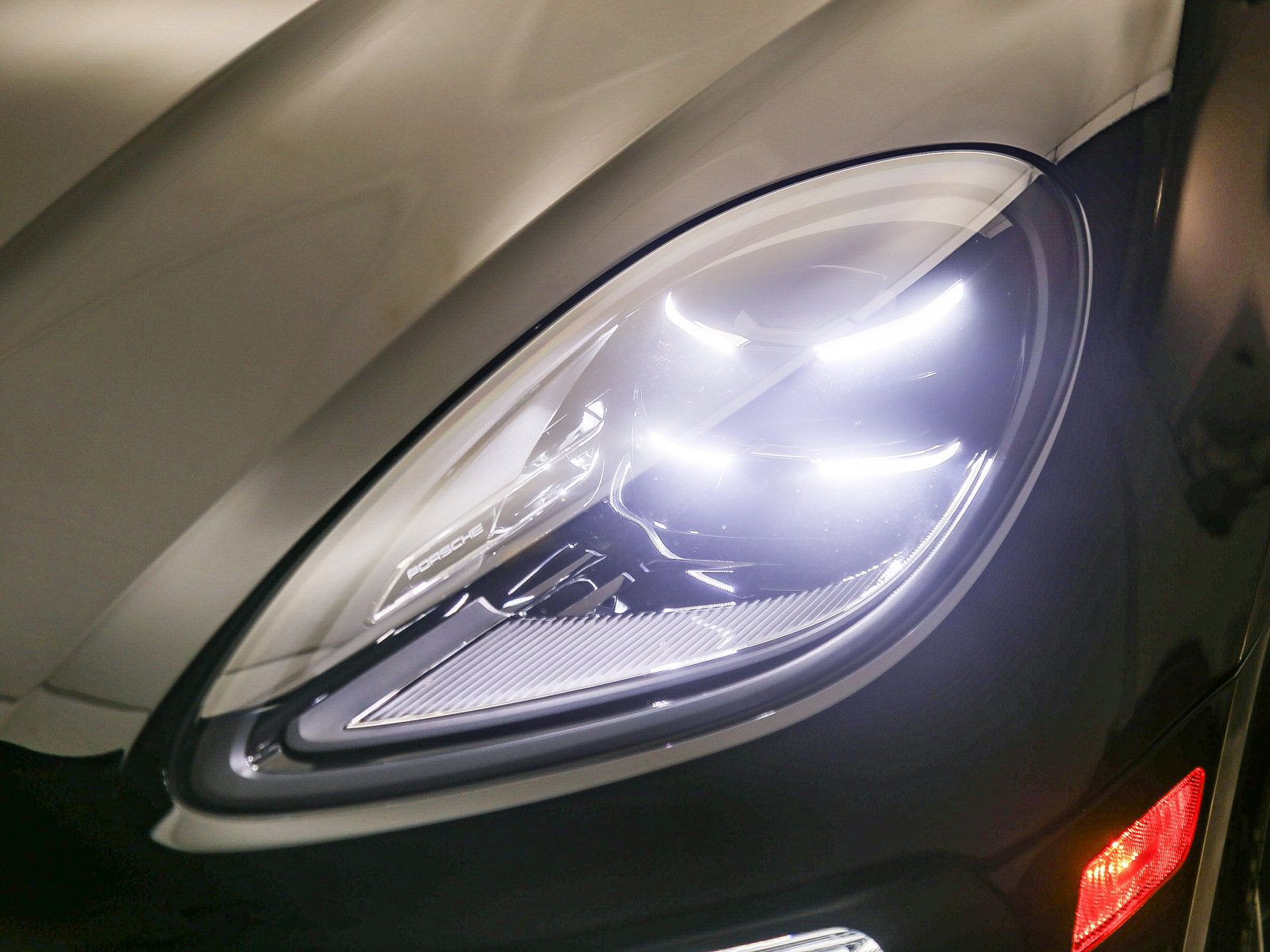 Certified 2026 Porsche Macan Turbo AWD/4WD image 9