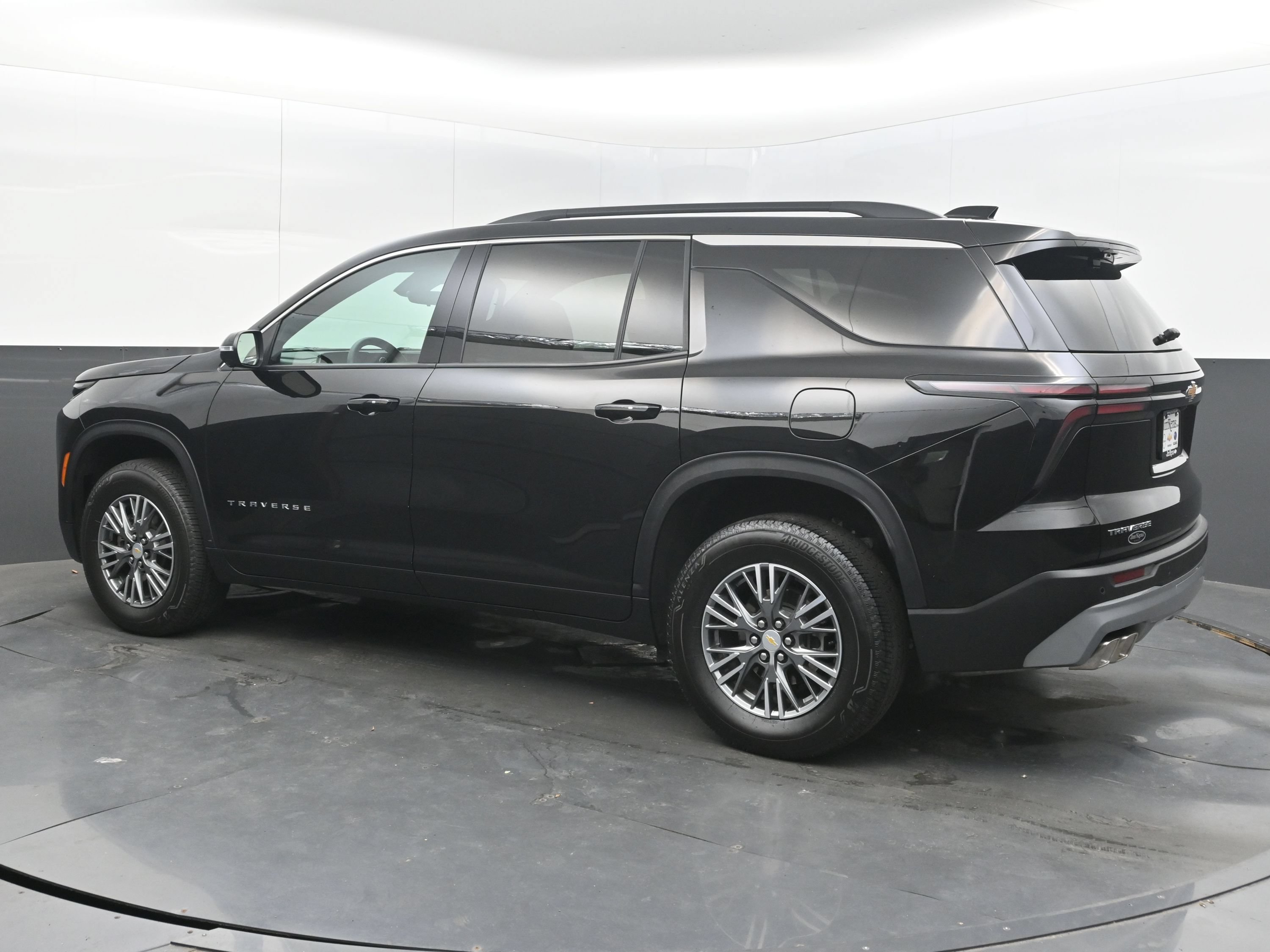 Used 2026 Chevrolet Traverse LT w/ Driver Confidence Package FWD image 7
