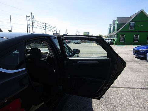 Used 2020 Ford Fusion SE FWD image 21