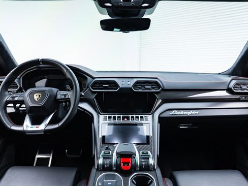 Used 2022 Lamborghini Urus image 2