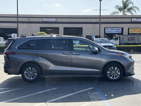 Used 2022 Toyota Sienna XLE w/ XLE Plus Package FWD image 4