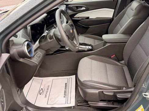 Used 2025 Chevrolet Trax LT image 7