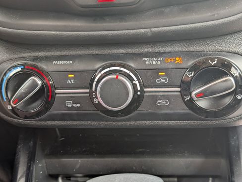 Used 2025 Kia Soul LX FWD image 11
