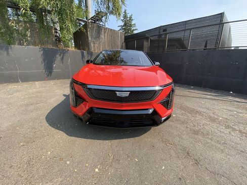 Certified 2025 Cadillac Optiq Sport 2 AWD/4WD image 9