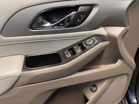 Used 2020 Chevrolet Traverse LT image 12