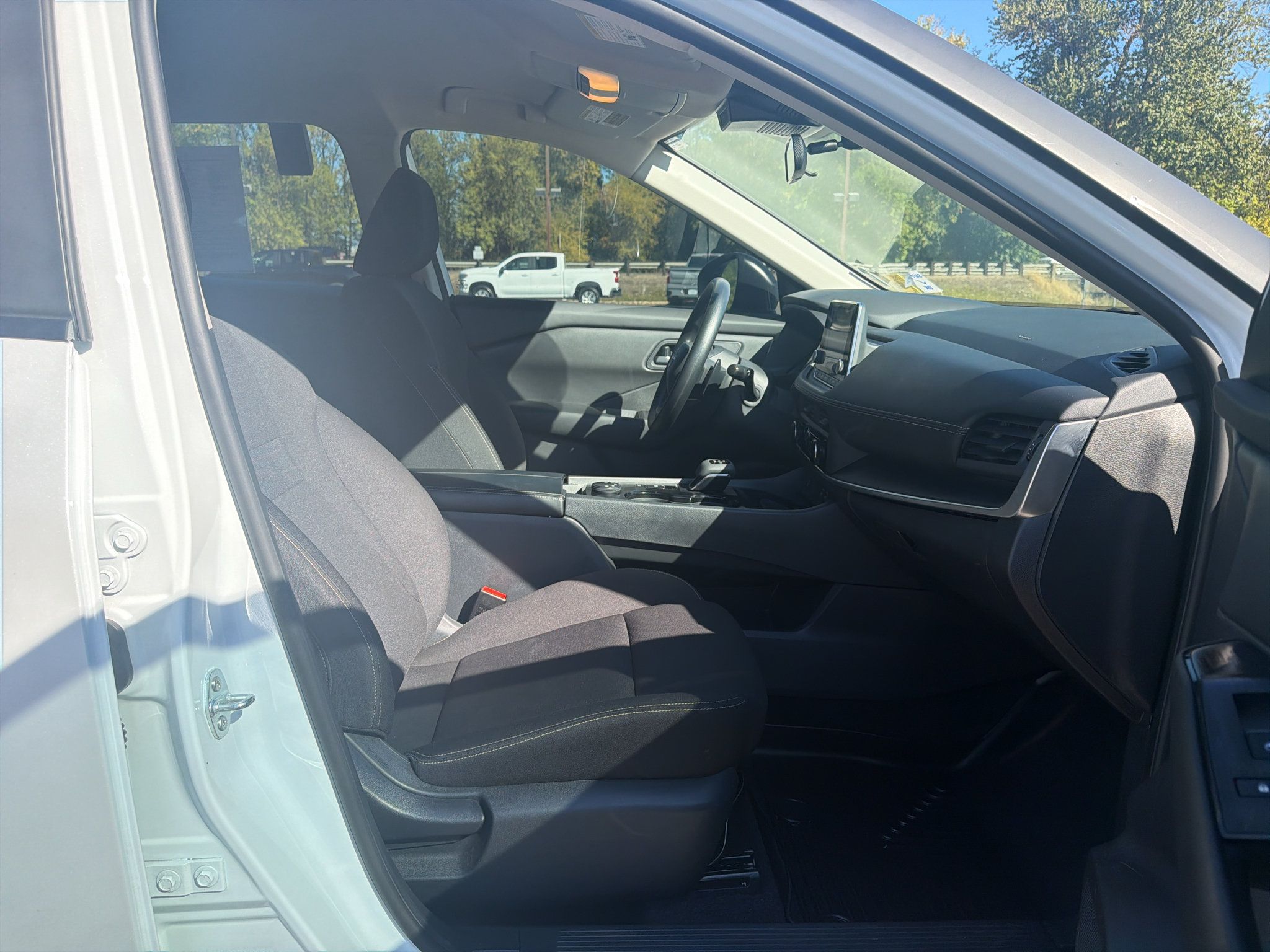 Used 2025 Nissan Rogue S AWD/4WD image 32