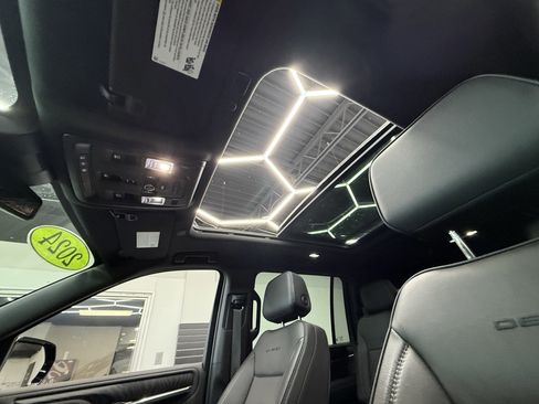 Used 2024 GMC Yukon XL Denali image 5