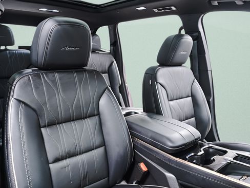Used 2026 Buick Enclave Avenir w/ LPO, Floor Liner Package AWD/4WD image 39