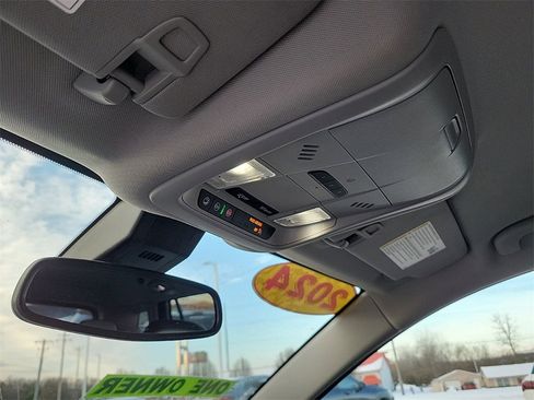 Used 2024 GMC Terrain SLT image 30