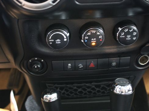 Used 2018 Jeep Wrangler Unlimited Sahara w/ Connectivity Group AWD/4WD image 11