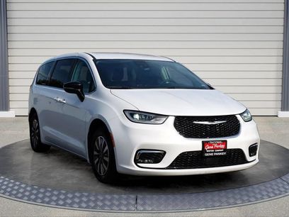 Used 2024 Chrysler Pacifica Limited