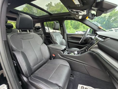 Used 2023 Jeep Grand Cherokee Overland w/ Luxury Tech Group IV AWD/4WD image 18