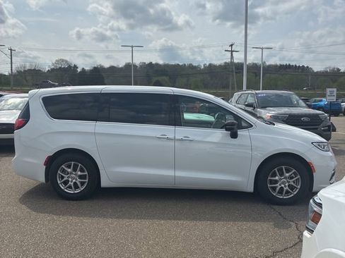 Used 2024 Chrysler Pacifica Touring-L FWD image 2