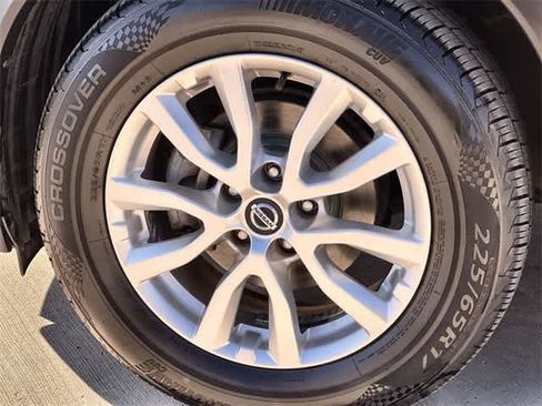 Used 2019 Nissan Rogue SV image 9