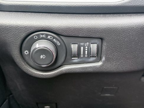 Used 2020 Chrysler Pacifica Touring-L FWD image 13