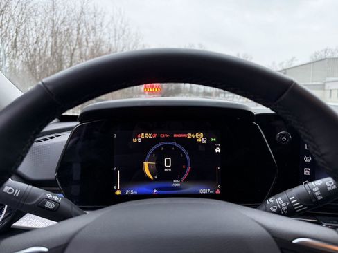 Used 2025 Chevrolet Trax LT w/ LT Convenience Package image 16