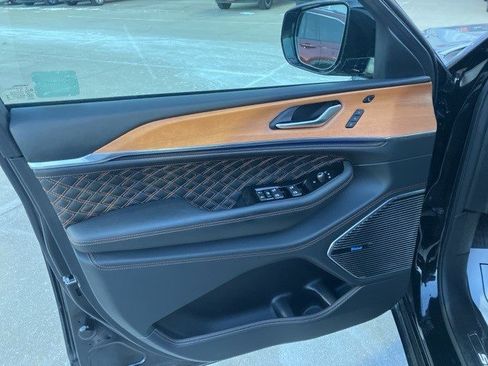 Used 2023 Jeep Grand Cherokee Summit image 9