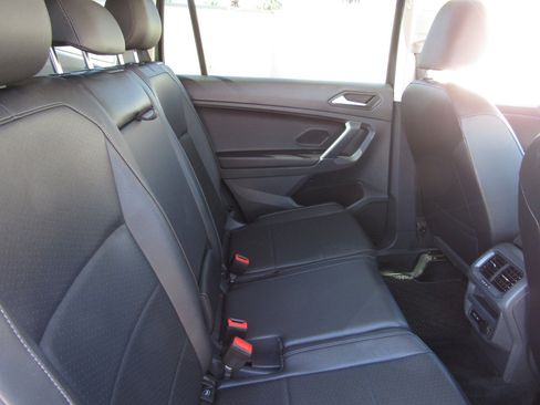 Used 2020 Volkswagen Tiguan SE FWD image 11
