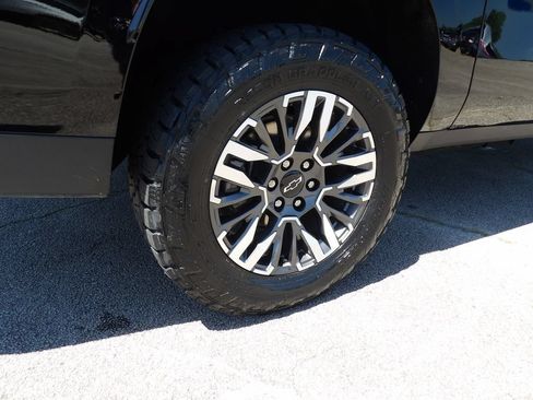 Used 2025 Chevrolet Suburban Z71 AWD/4WD image 17