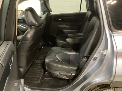 Used 2024 Toyota Highlander XLE image 18
