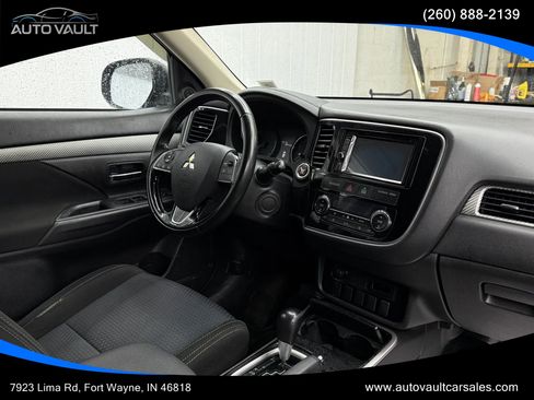 Used 2017 Mitsubishi Outlander SE FWD image 10