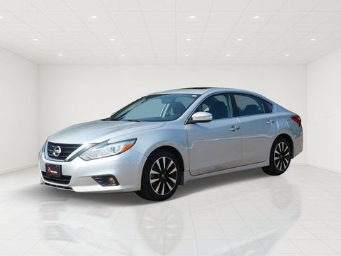 Used 2017 Nissan Altima 2.5 SV w/ Convenience Package FWD image 2