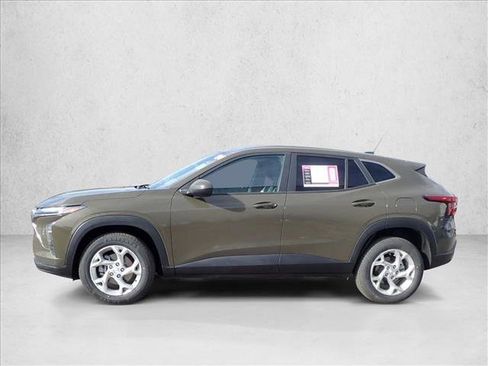Used 2024 Chevrolet Trax LS w/ LS Convenience Package FWD image 2