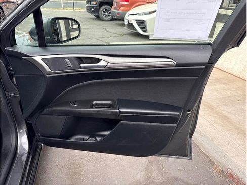 Used 2018 Ford Fusion SE w/ Fusion SE Technology Package FWD image 3