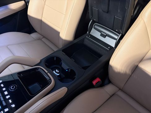 Certified 2025 Porsche Cayenne AWD/4WD image 35