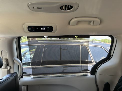 Used 2023 Chrysler Pacifica Touring-L AWD/4WD image 26