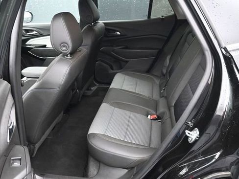 Used 2025 Chevrolet Trax LT w/ LT Convenience Package FWD image 9