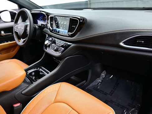 Used 2023 Chrysler Pacifica Pinnacle image 15