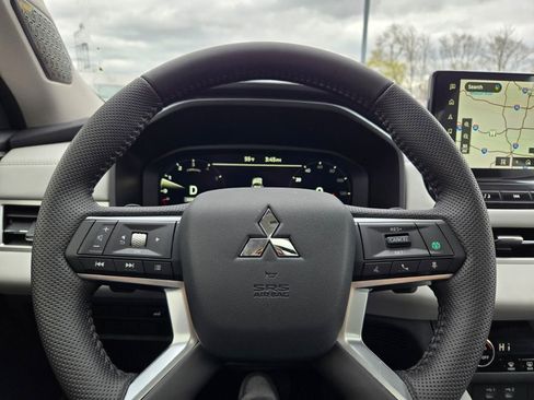 New 2025 Mitsubishi Outlander SE image 31