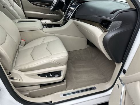 Used 2019 Cadillac Escalade ESV Luxury AWD/4WD image 25