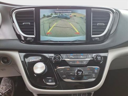 Used 2024 Chrysler Pacifica Touring-L FWD image 26