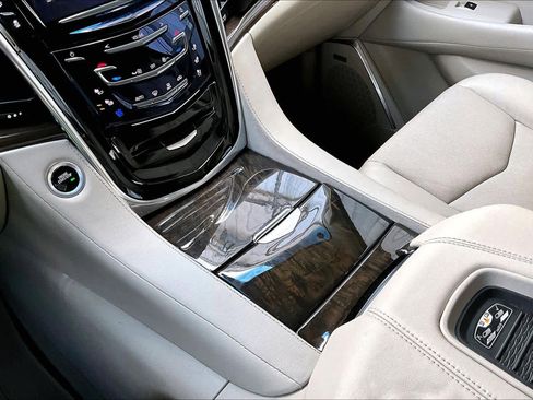 Used 2018 Cadillac Escalade Luxury image 16