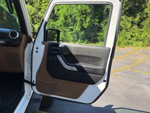 Used 2016 Jeep Wrangler Unlimited Sahara w/ Connectivity Group AWD/4WD image 26
