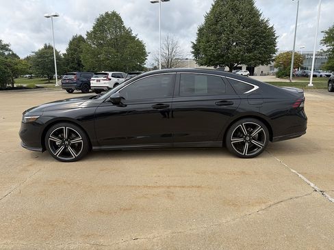 Used 2025 Honda Accord Sport image 3