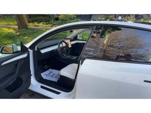 Used 2023 Tesla Model Y 2WD image 5