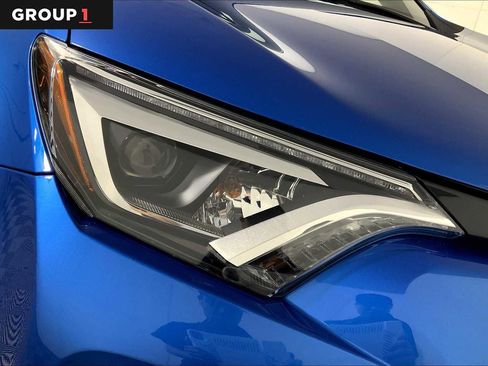 Used 2017 Toyota RAV4 SE image 27