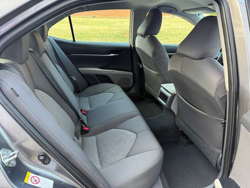 Used 2018 Toyota Camry LE image 18